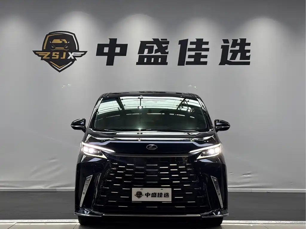 LEXUS  LM