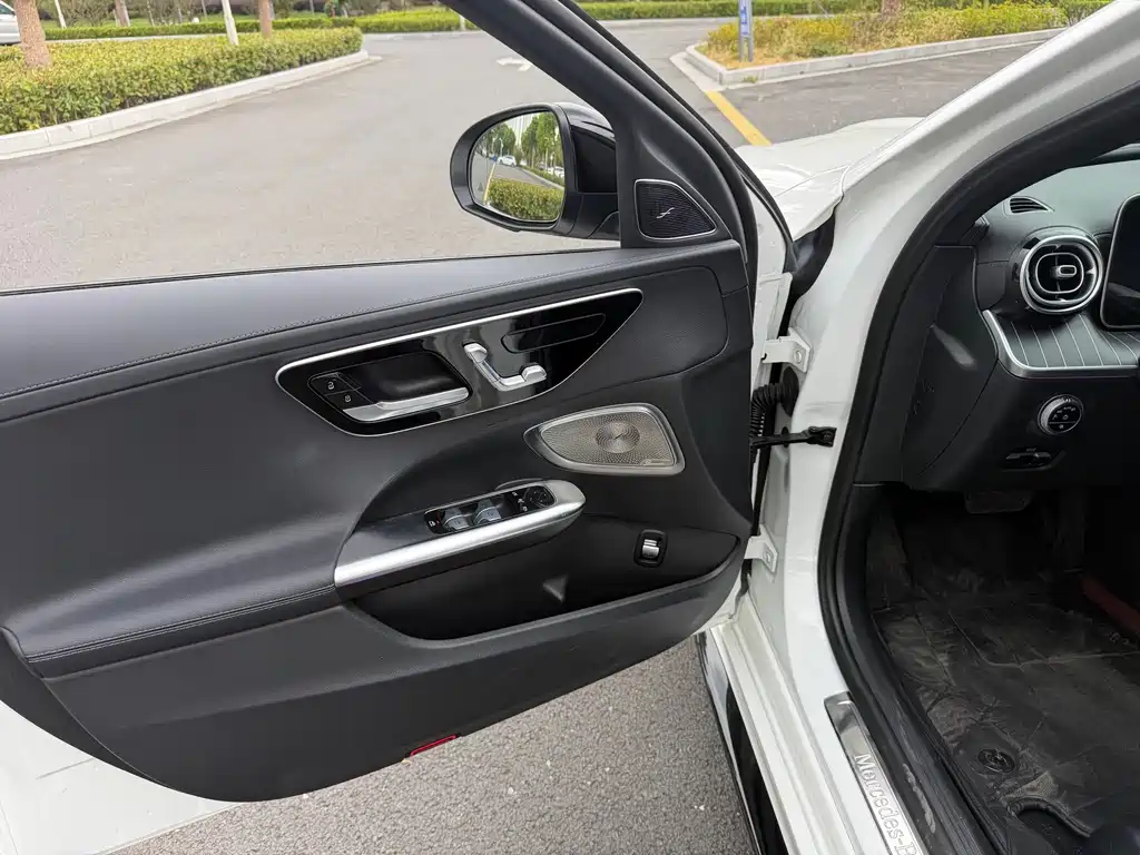 Mercedes-Benz C-Class — миниатюра 6