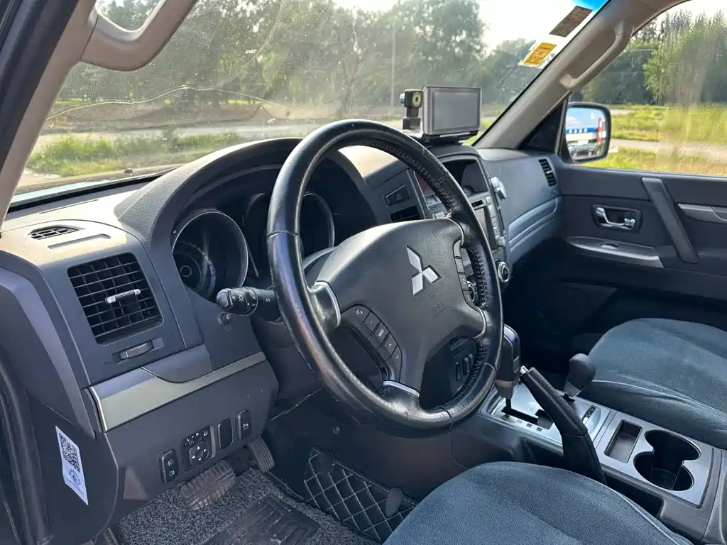 Mitsubishi Pajero (Import) — миниатюра 13