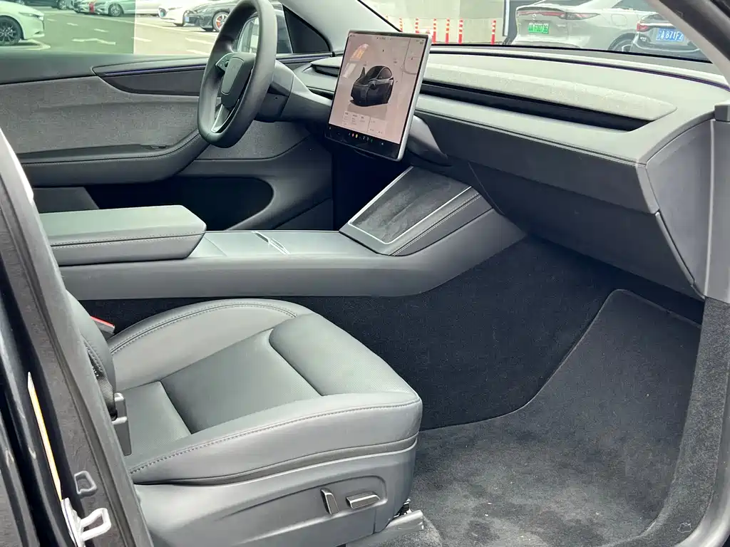 Tesla Model Y — миниатюра 10