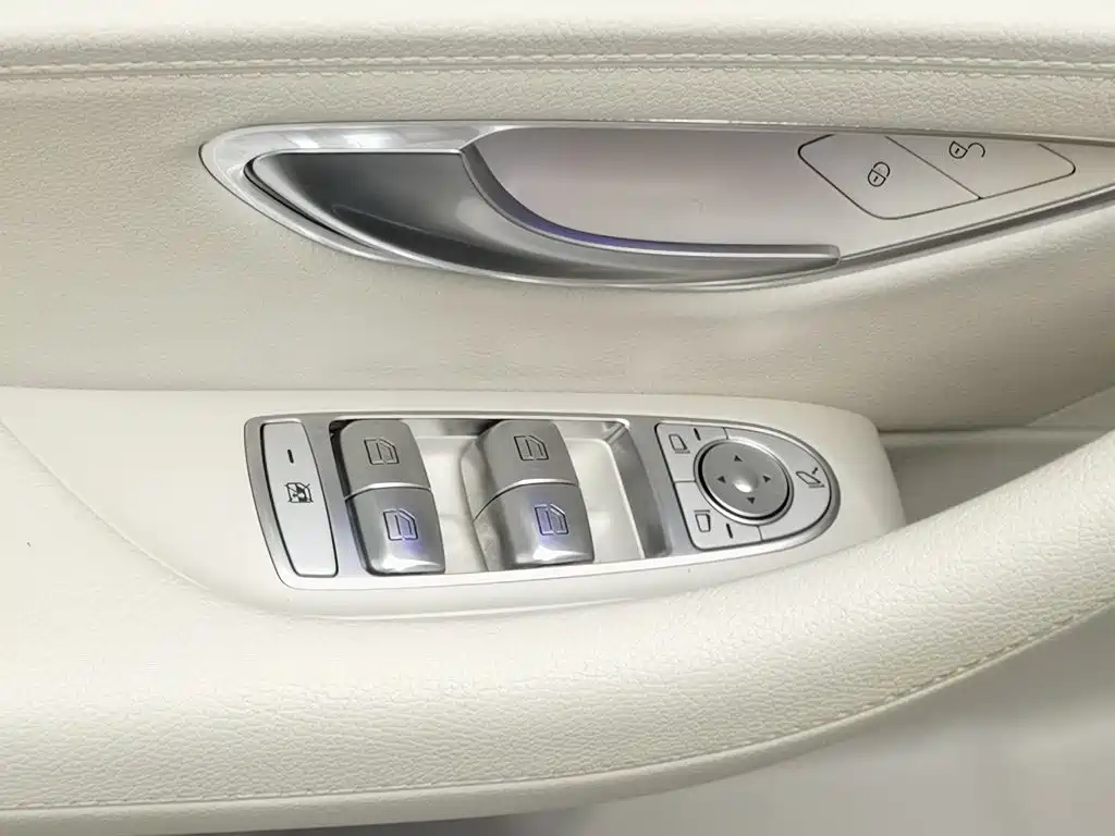 Mercedes-Benz E-Class — миниатюра 9