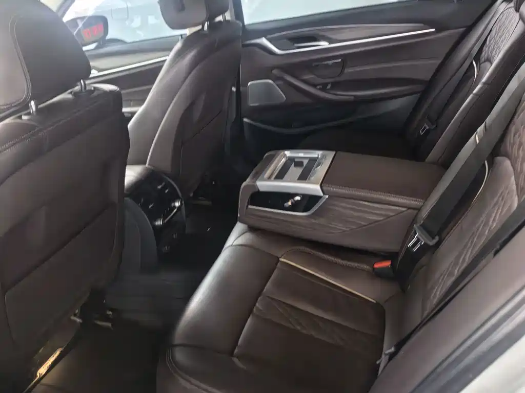 BMW 5 Series — миниатюра 5