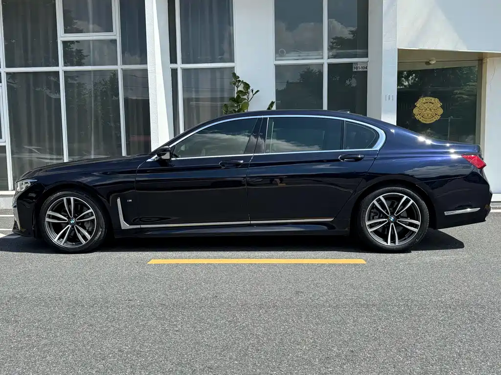 BMW 7 Series — миниатюра 4