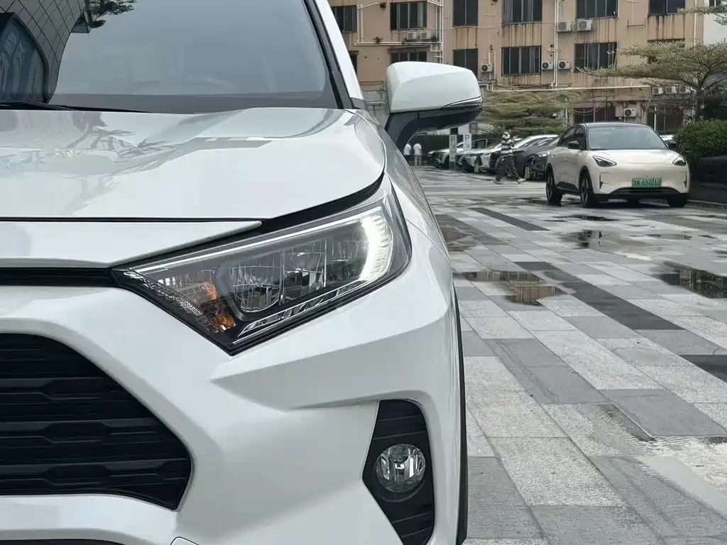 Toyota RAV4 — миниатюра 6