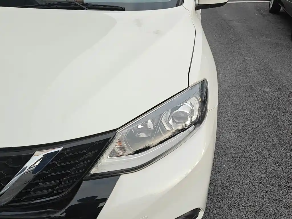 Nissan Tiida — миниатюра 5