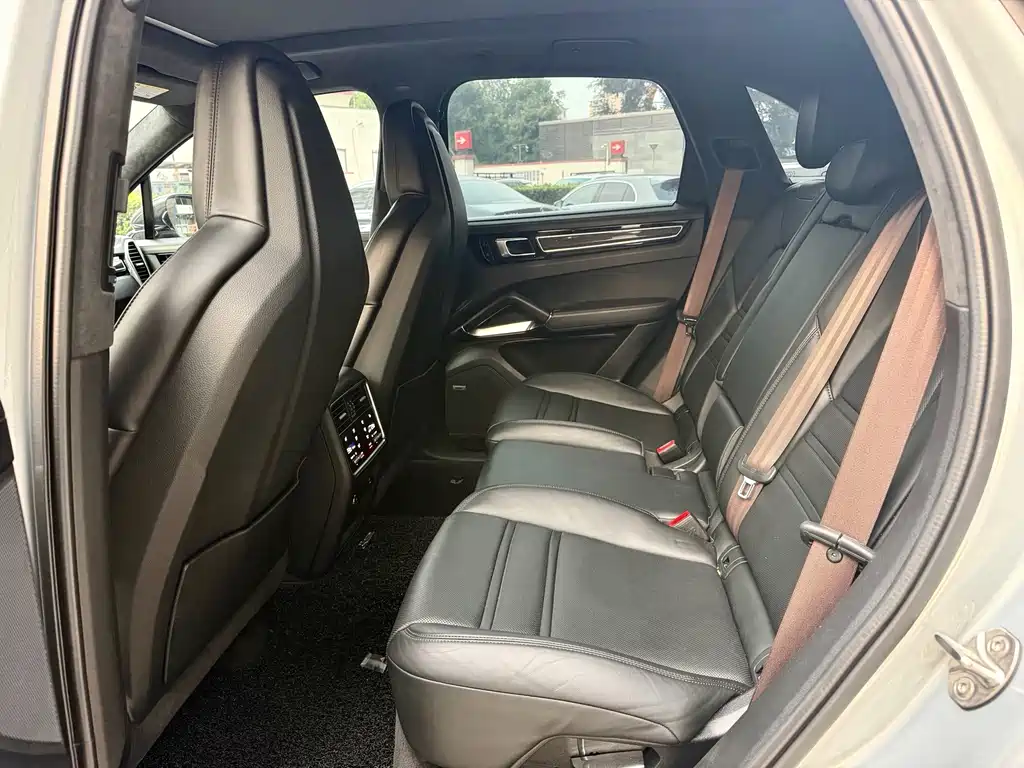 Porsche Cayenne — миниатюра 9