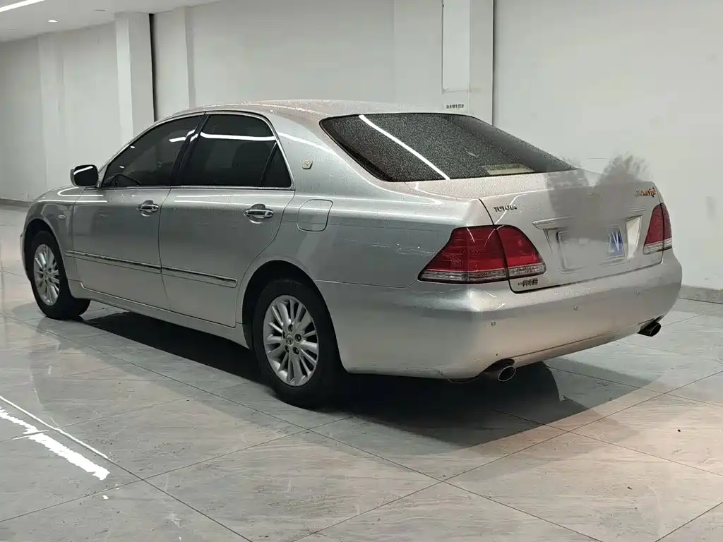 Toyota Crown — миниатюра 9