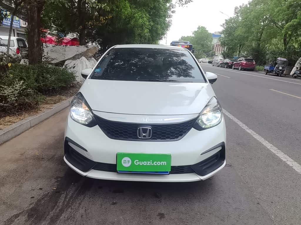 Honda Fit 1.5 л 2023 г. Белый, пробег 10500 км