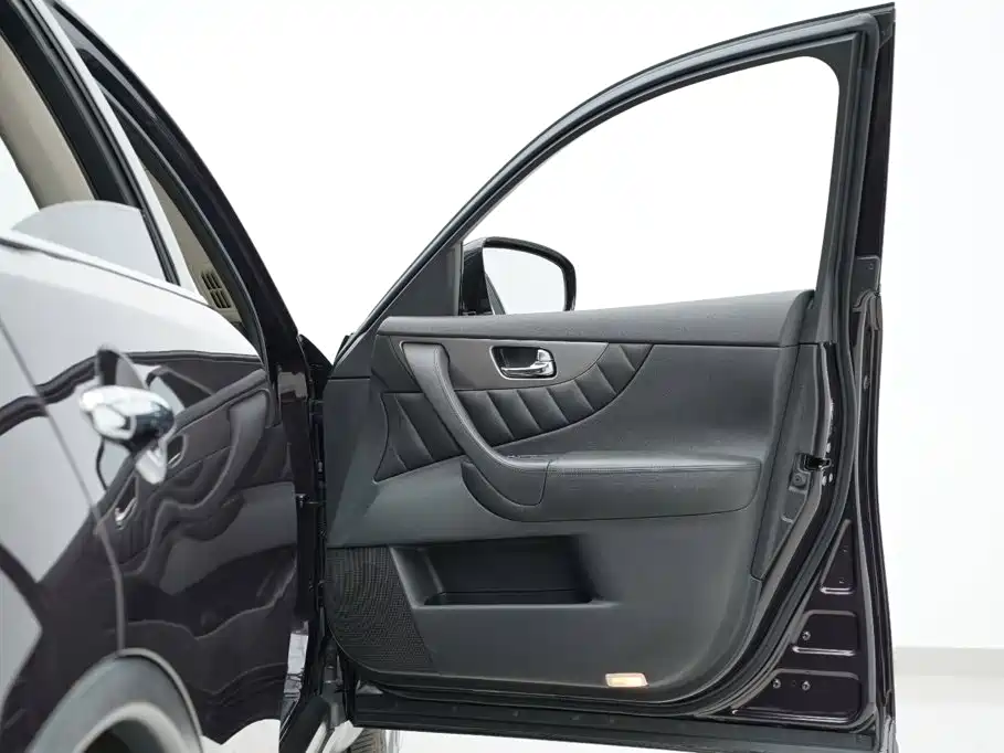 Infiniti QX70 — миниатюра 39