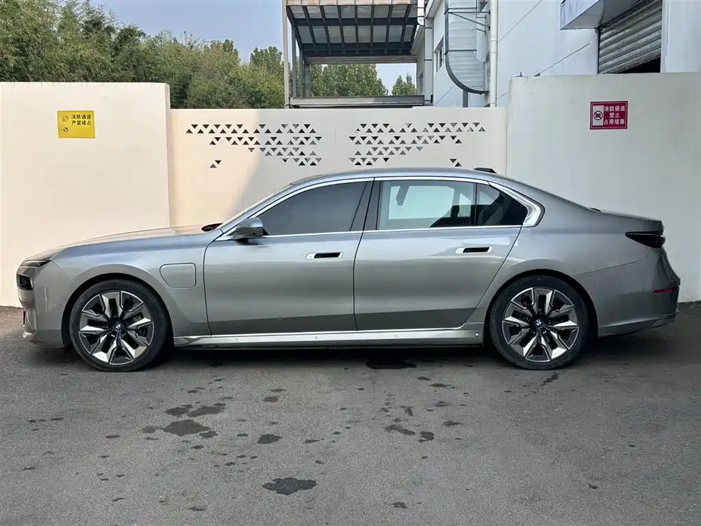 BMW i7 — миниатюра 3