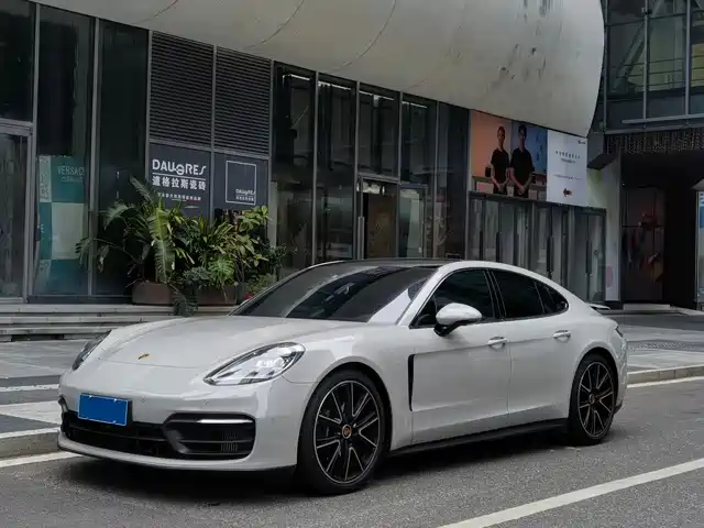 PORSCHE PANAMERA