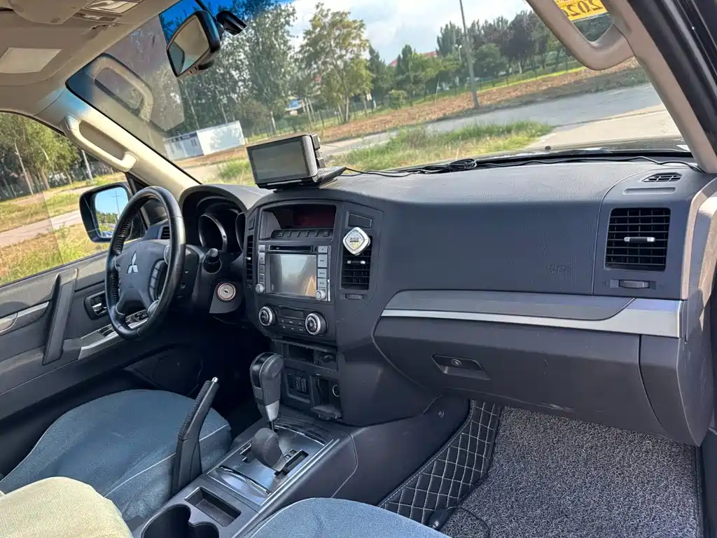 Mitsubishi Pajero (Import) — миниатюра 16