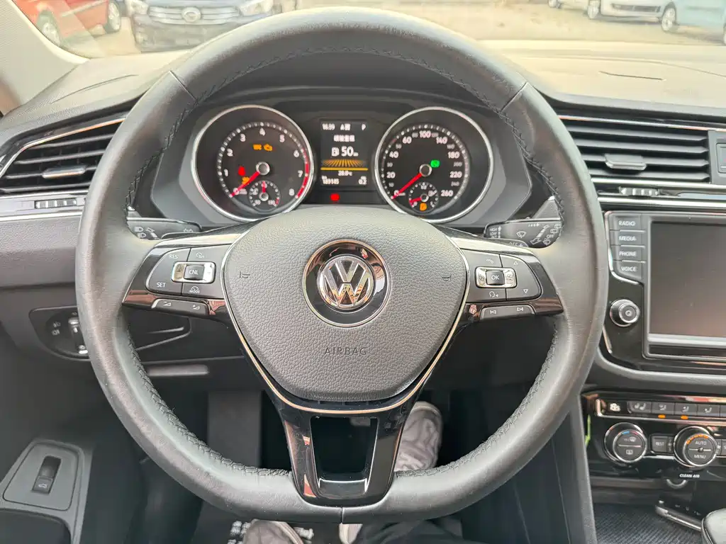 Volkswagen Tiguan L — миниатюра 14