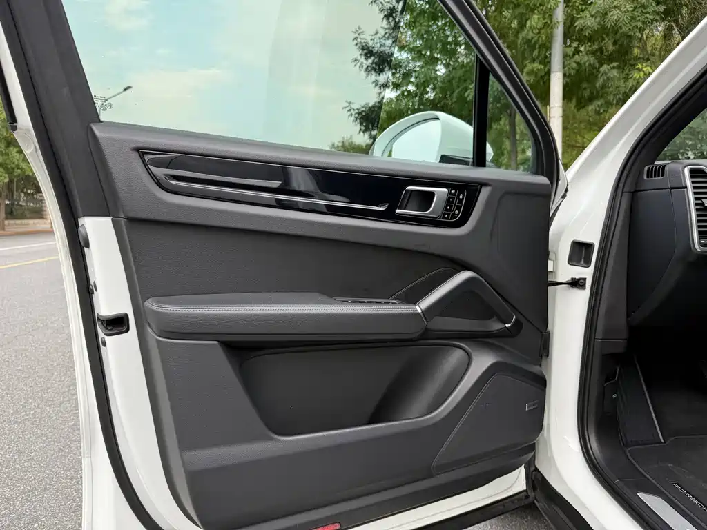 Porsche Cayenne — миниатюра 20