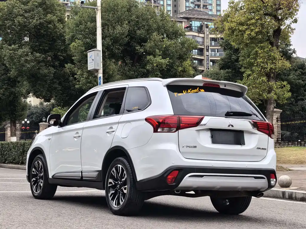 MITSUBISHI OUTLANDER