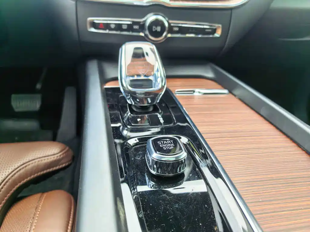 Volvo XC60 PHEV — миниатюра 19