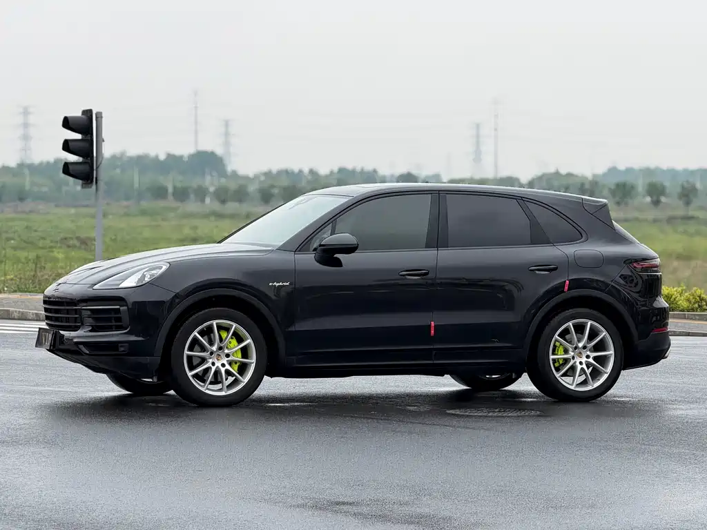 Porsche Cayenne Hybrid 2023