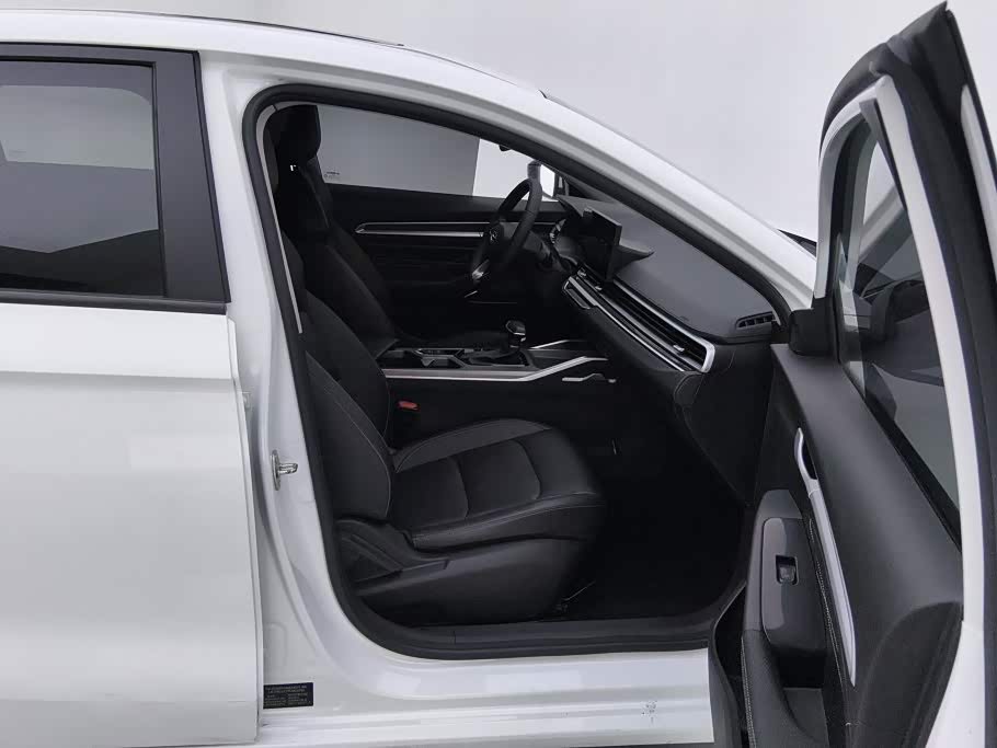 Geely Emgrand 1.5 л 2023 г. Белый, пробег 43300 км