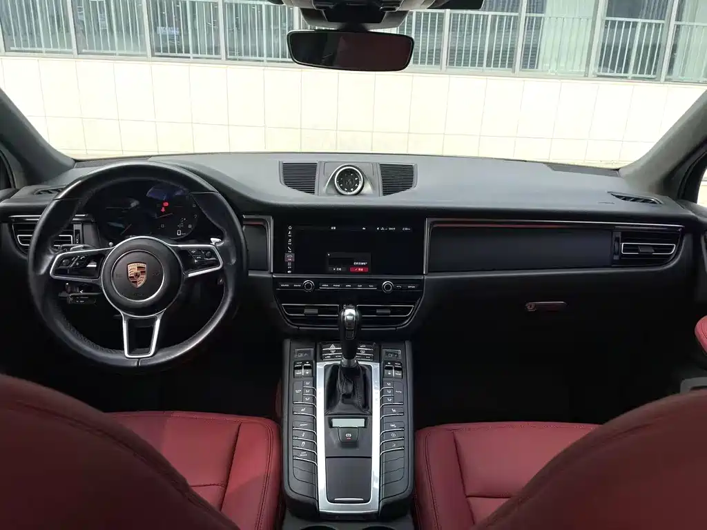 PORSCHE MACAN