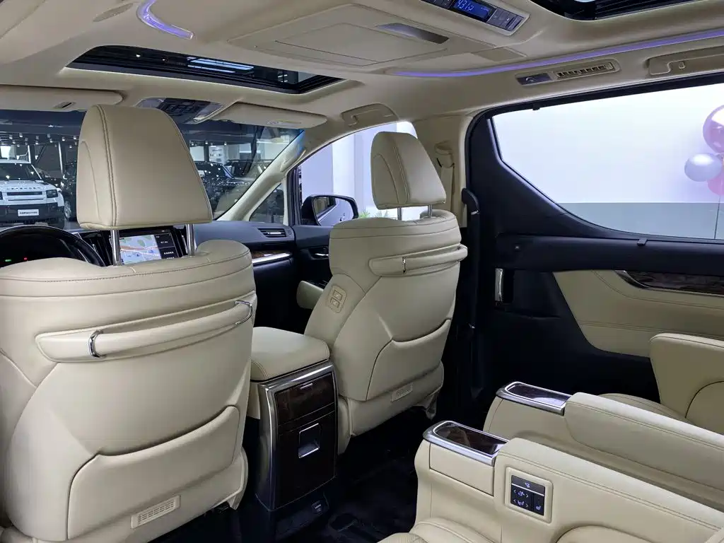 Toyota Alphard — миниатюра 34