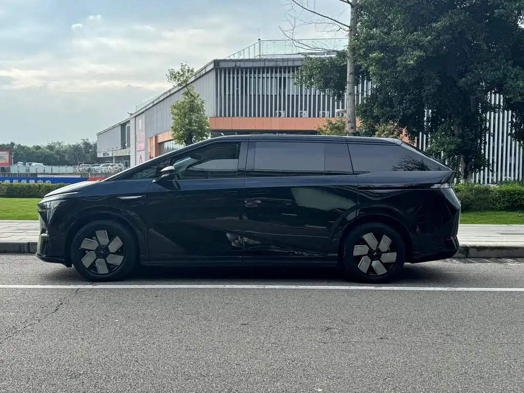 XPeng X9 — миниатюра 8