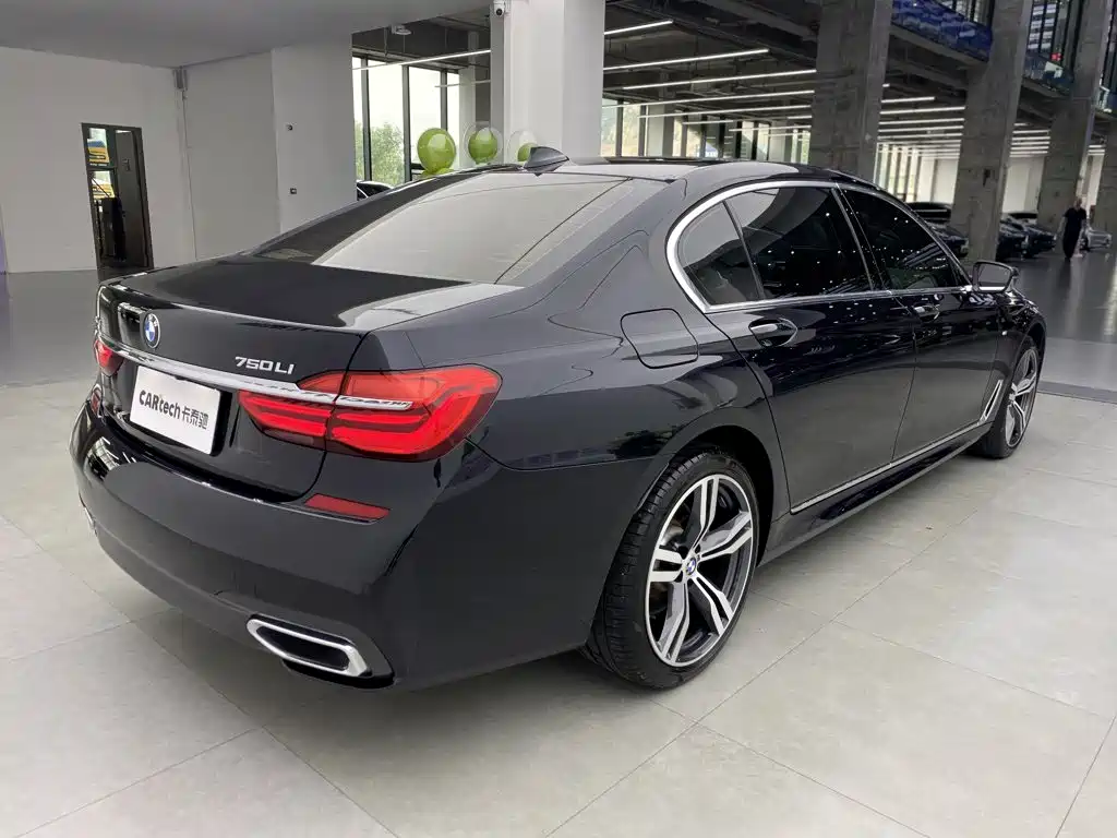 BMW 7 Series — миниатюра 13