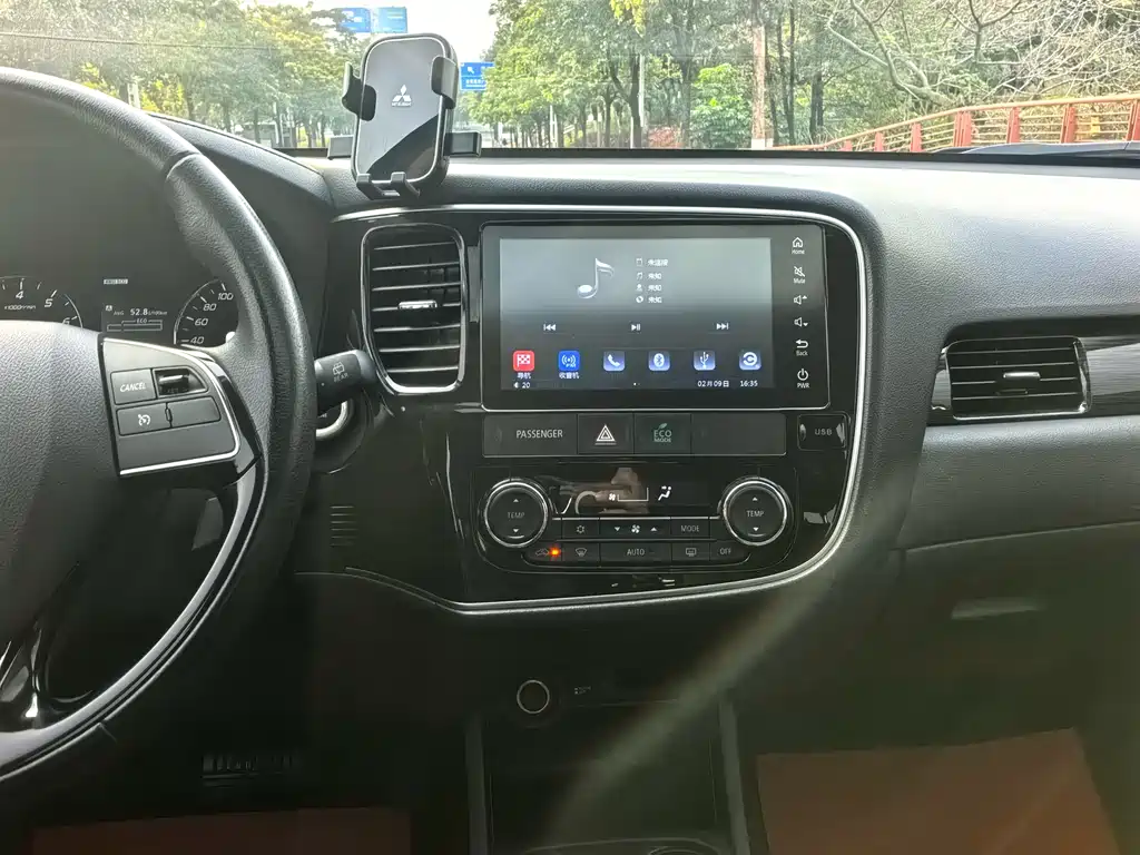 MITSUBISHI OUTLANDER