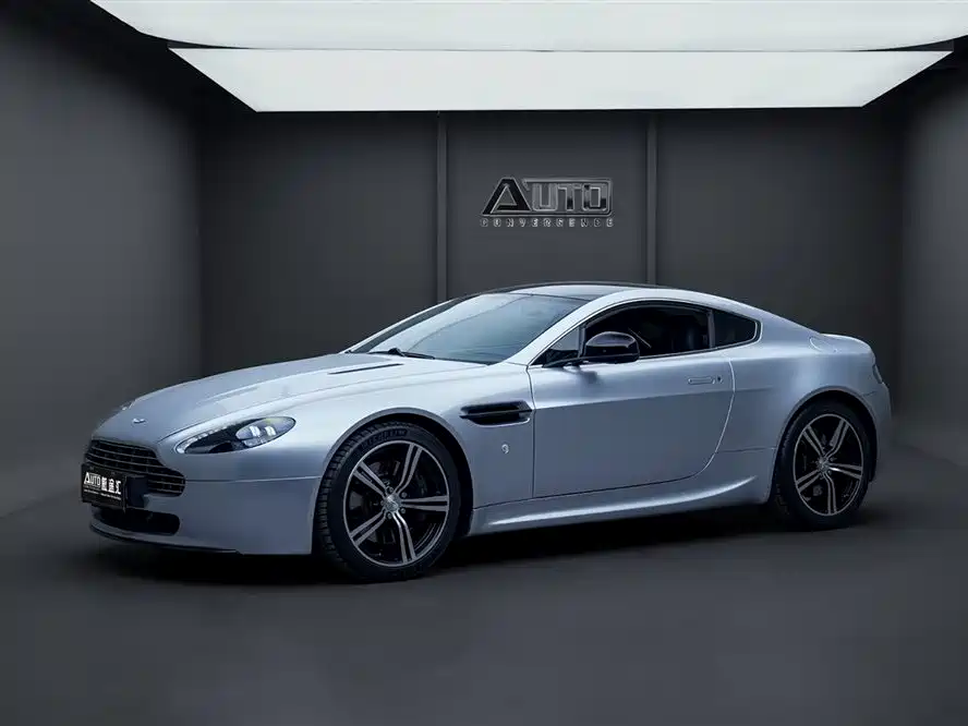 Aston Martin V8 Vantage 2011