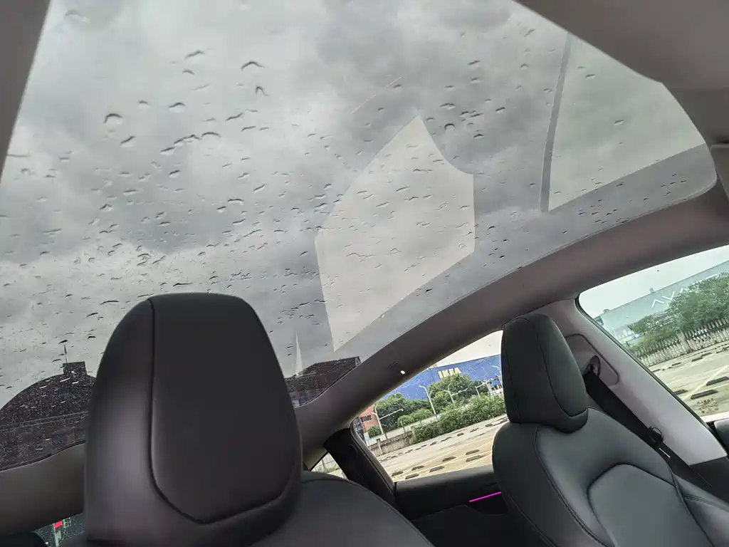 Tesla Model Y — миниатюра 15