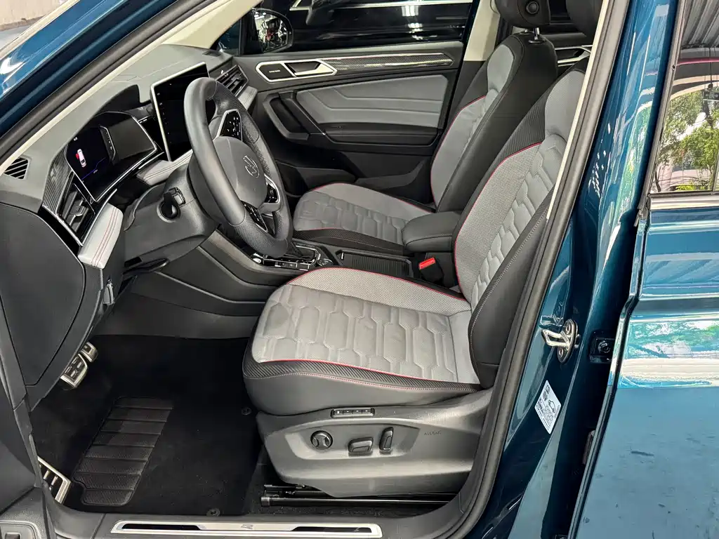 Volkswagen Tiguan L L 2022 380TSI AT R-Line Flagship 7 мест