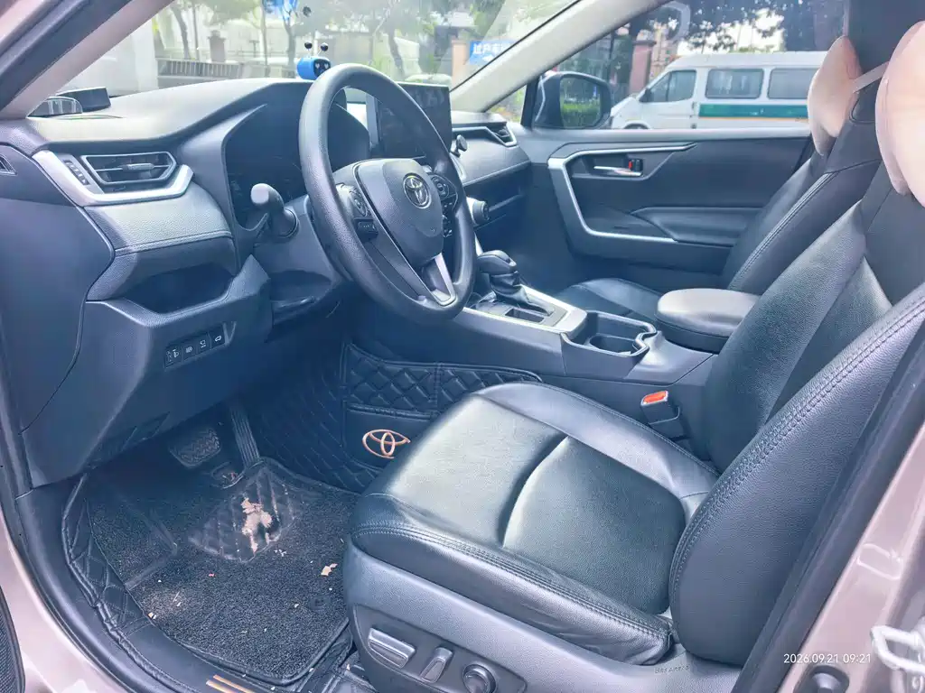 Toyota RAV4 — миниатюра 9