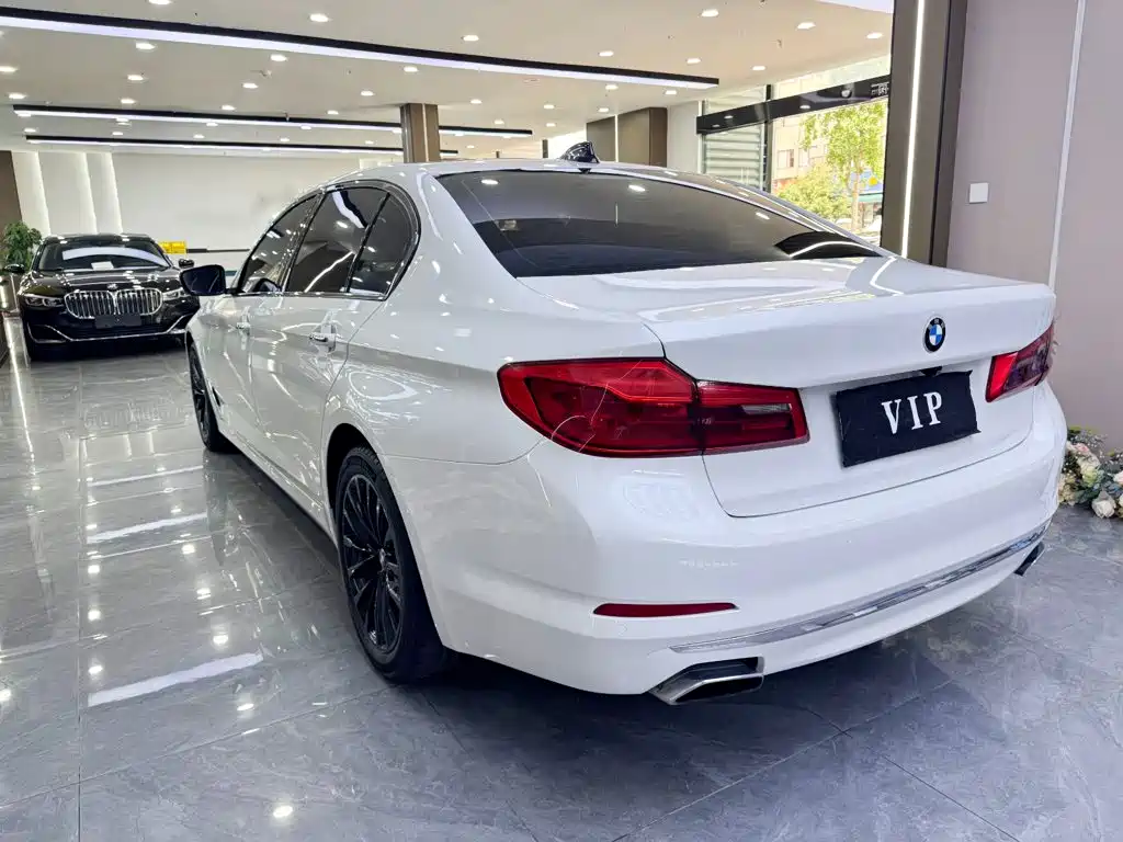 BMW 5 Series — миниатюра 7