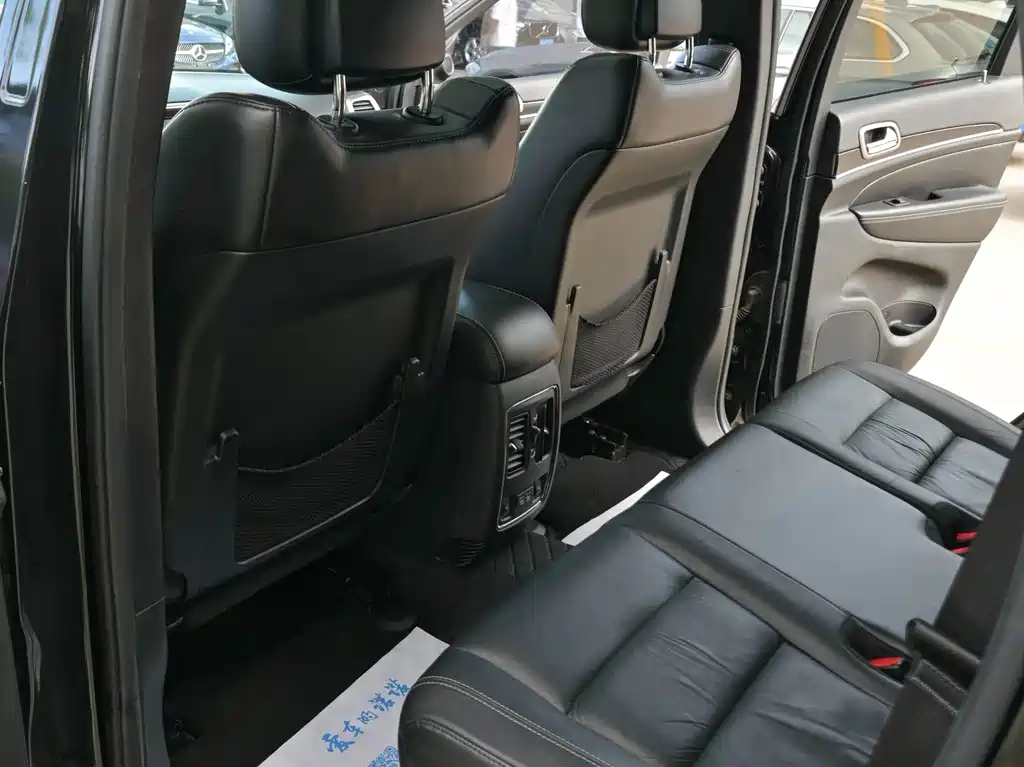 Jeep Grand Cherokee (Import) — миниатюра 9