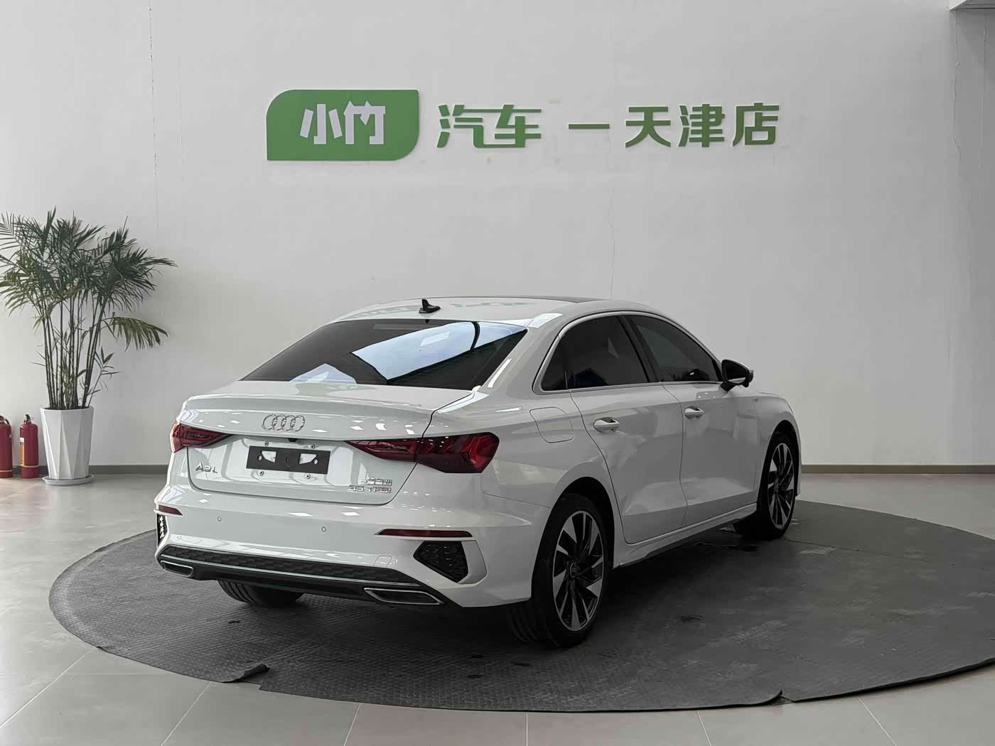 Audi A3 1.4 л 2022 г. Белый, пробег 18000 км