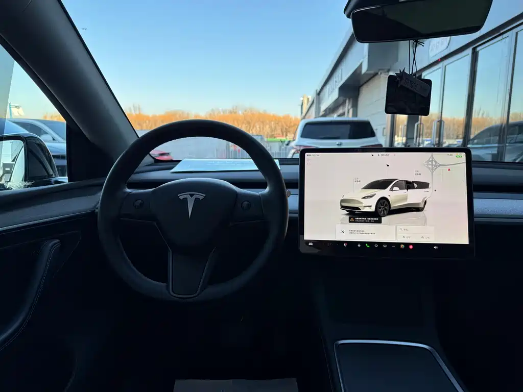 TESLA MODEL Y