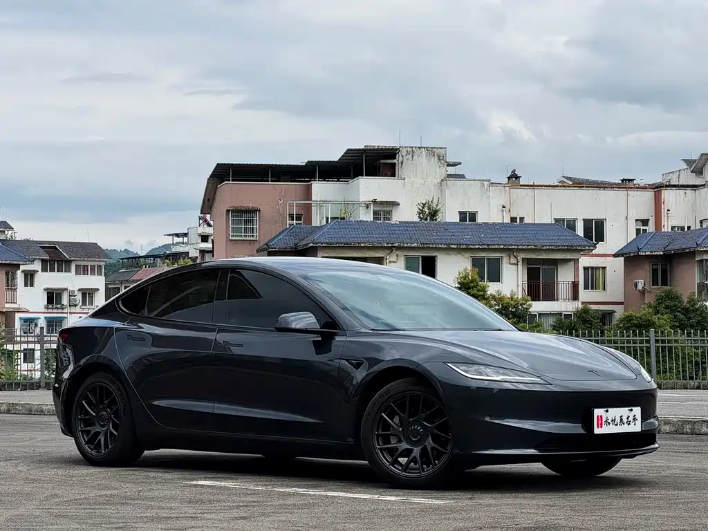 Tesla Model 3 — миниатюра 3