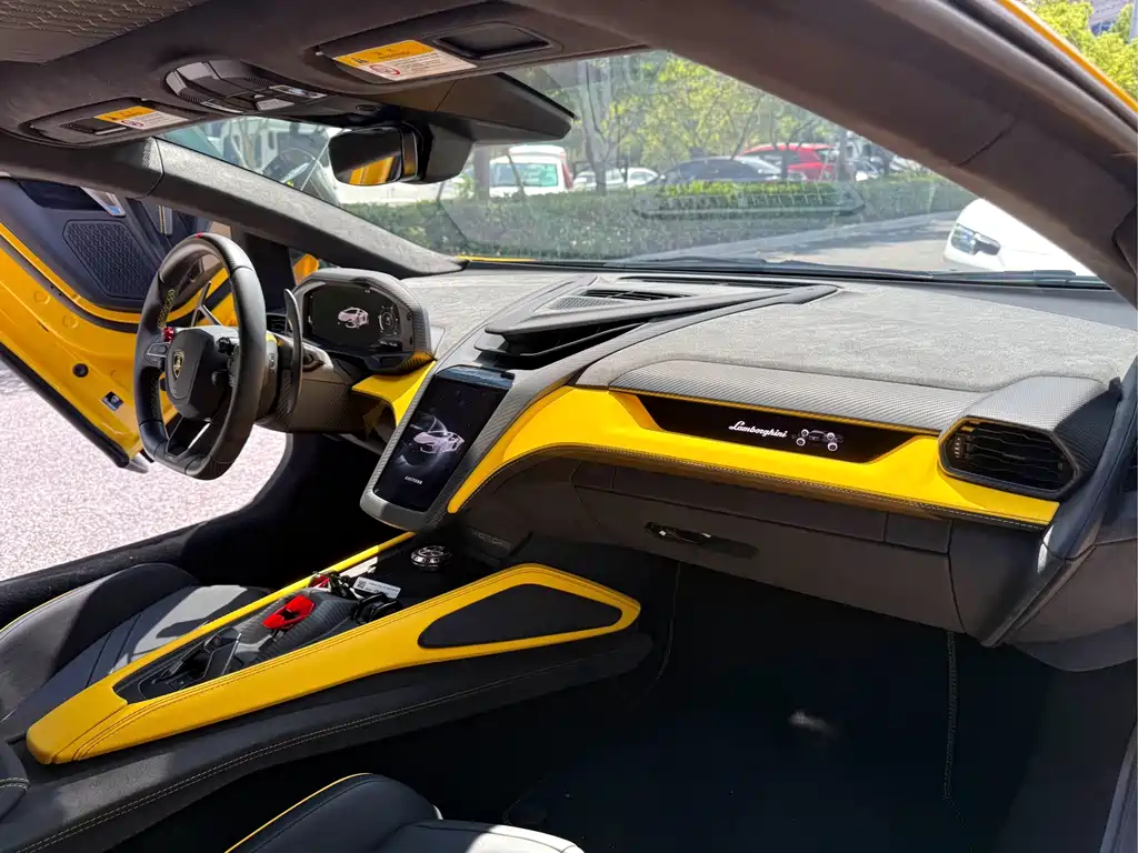 Lamborghini Revuelto — миниатюра 6
