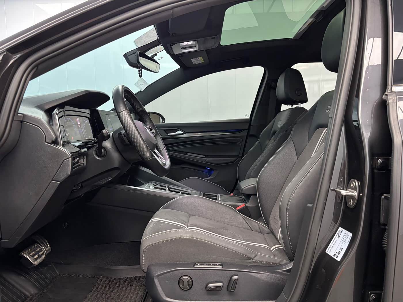 Volkswagen Golf 1.4 л 2023 г. Чёрный, пробег 19000 км