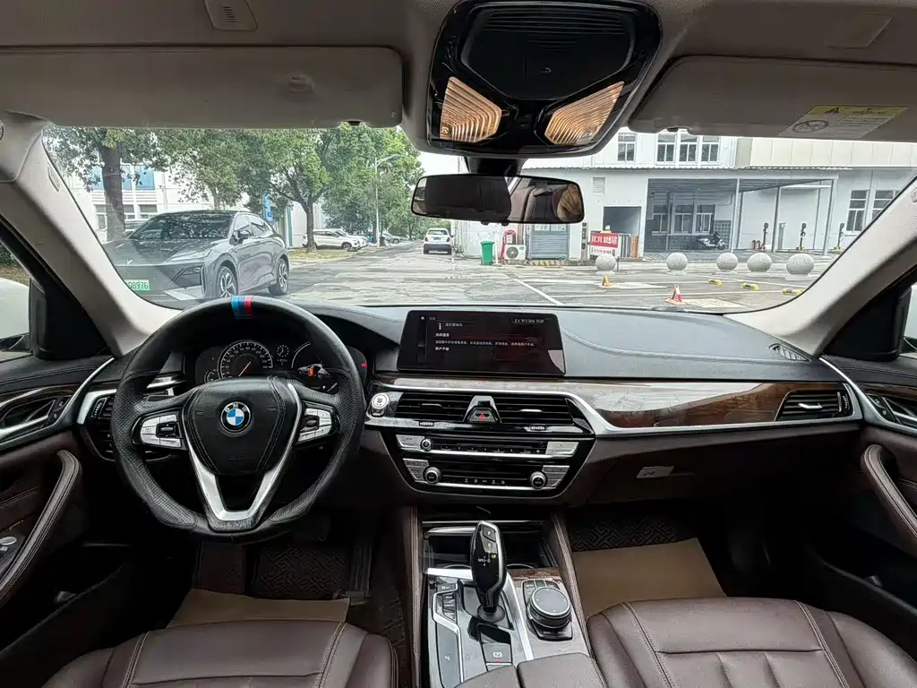 BMW 5 Series — миниатюра 4