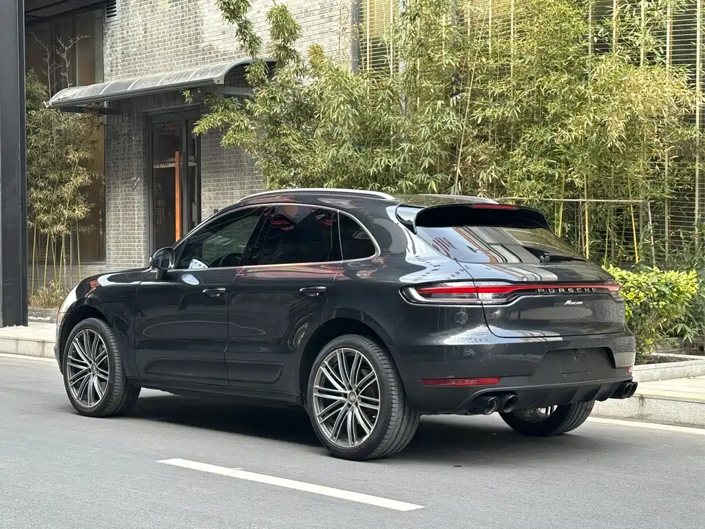 PORSCHE MACAN