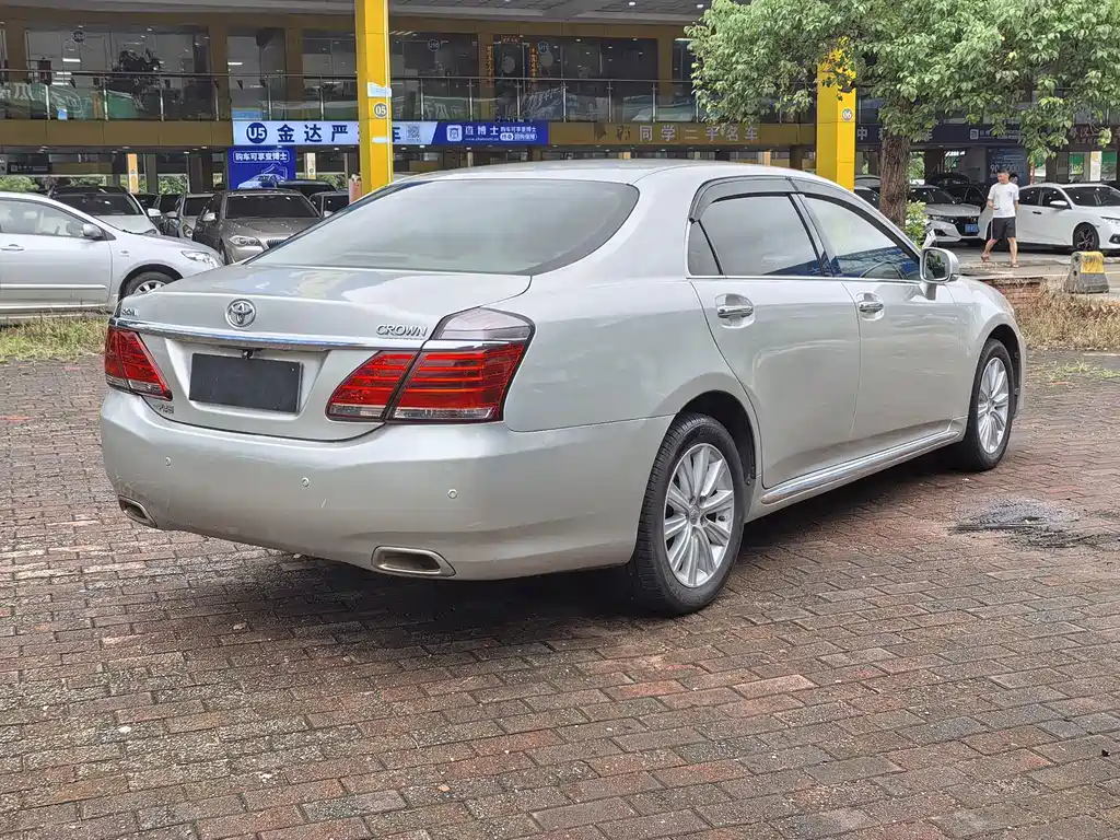 Toyota Crown — миниатюра 6