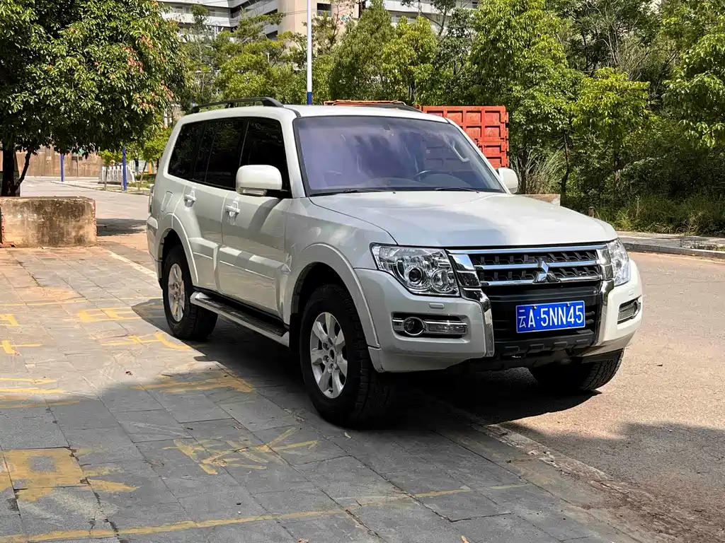 Mitsubishi Pajero (Import) — миниатюра 3