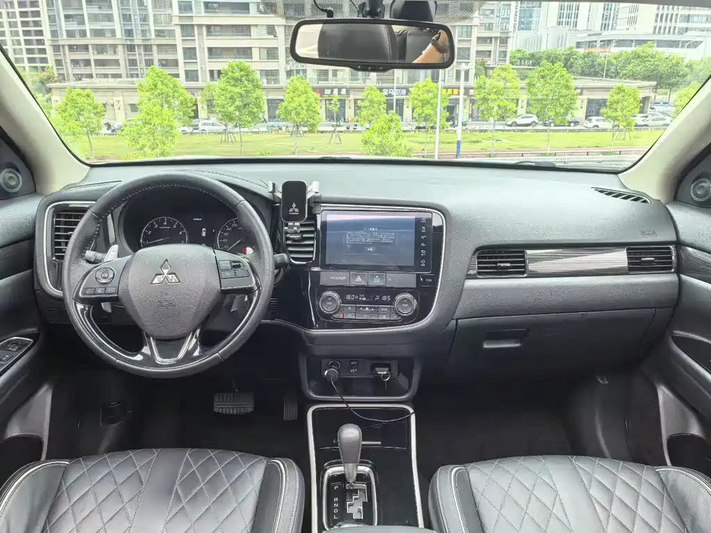 MITSUBISHI OUTLANDER