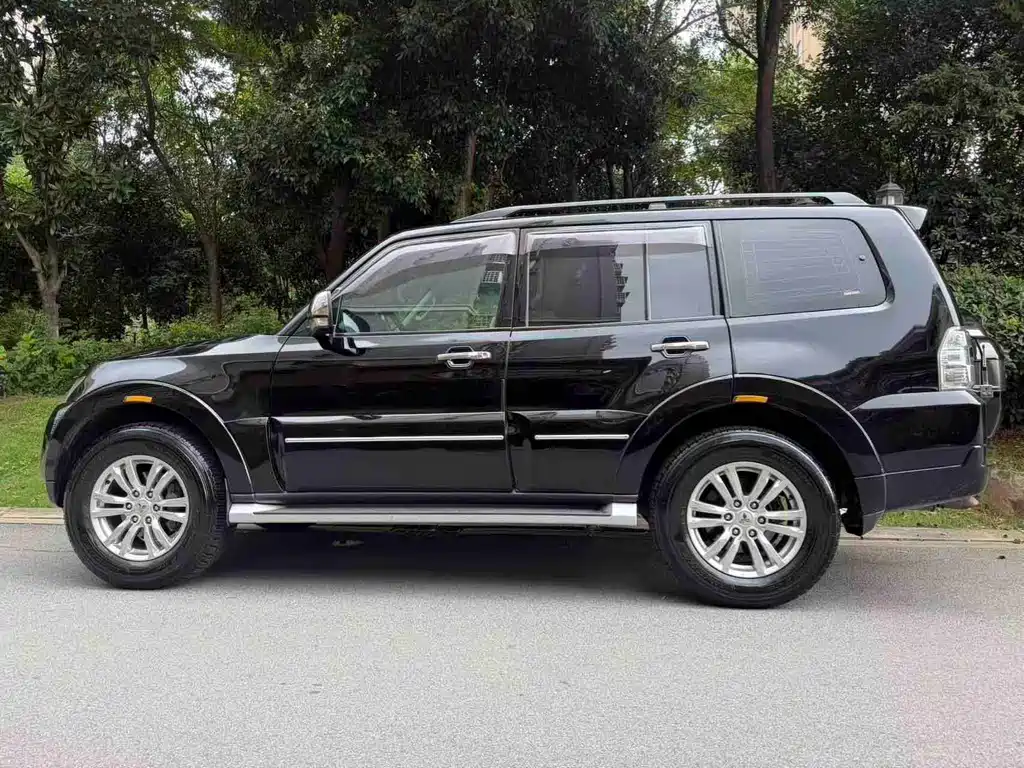 Mitsubishi Pajero (Import) — миниатюра 3