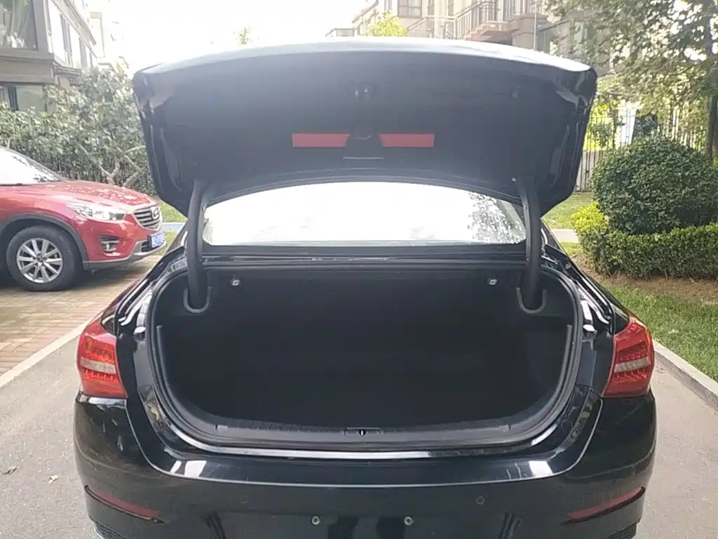 Hongqi Hongqi H5 — миниатюра 19