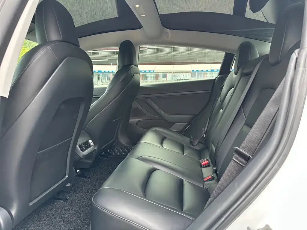 Tesla Model 3 — миниатюра 10