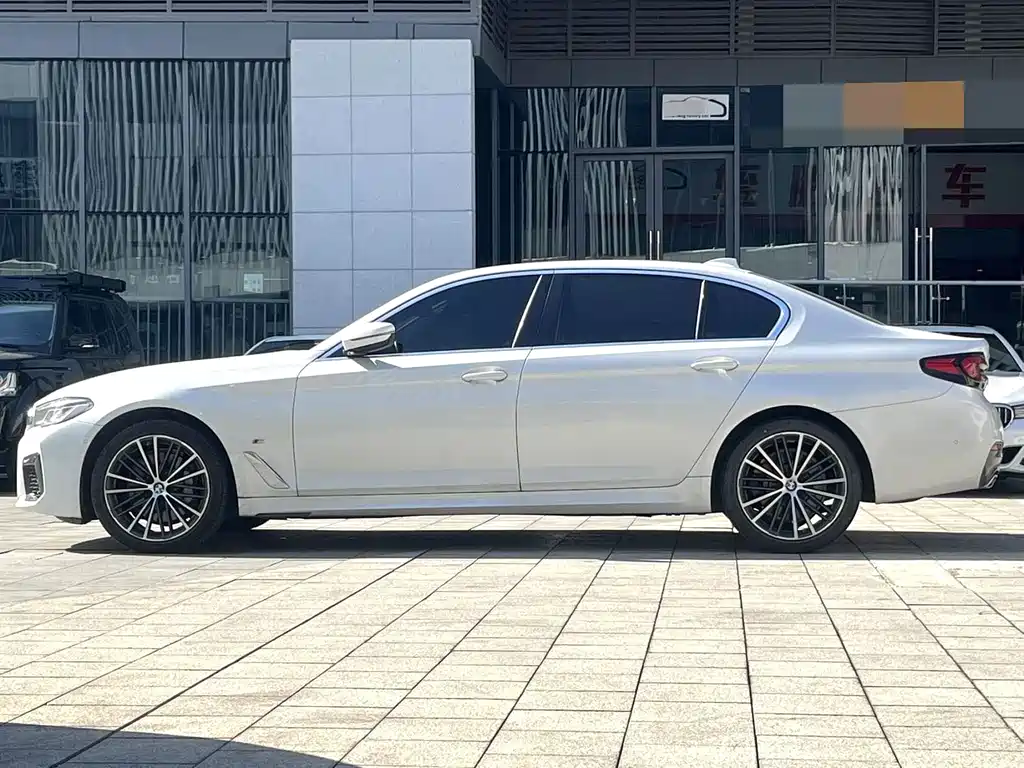 BMW 5 Series — миниатюра 8