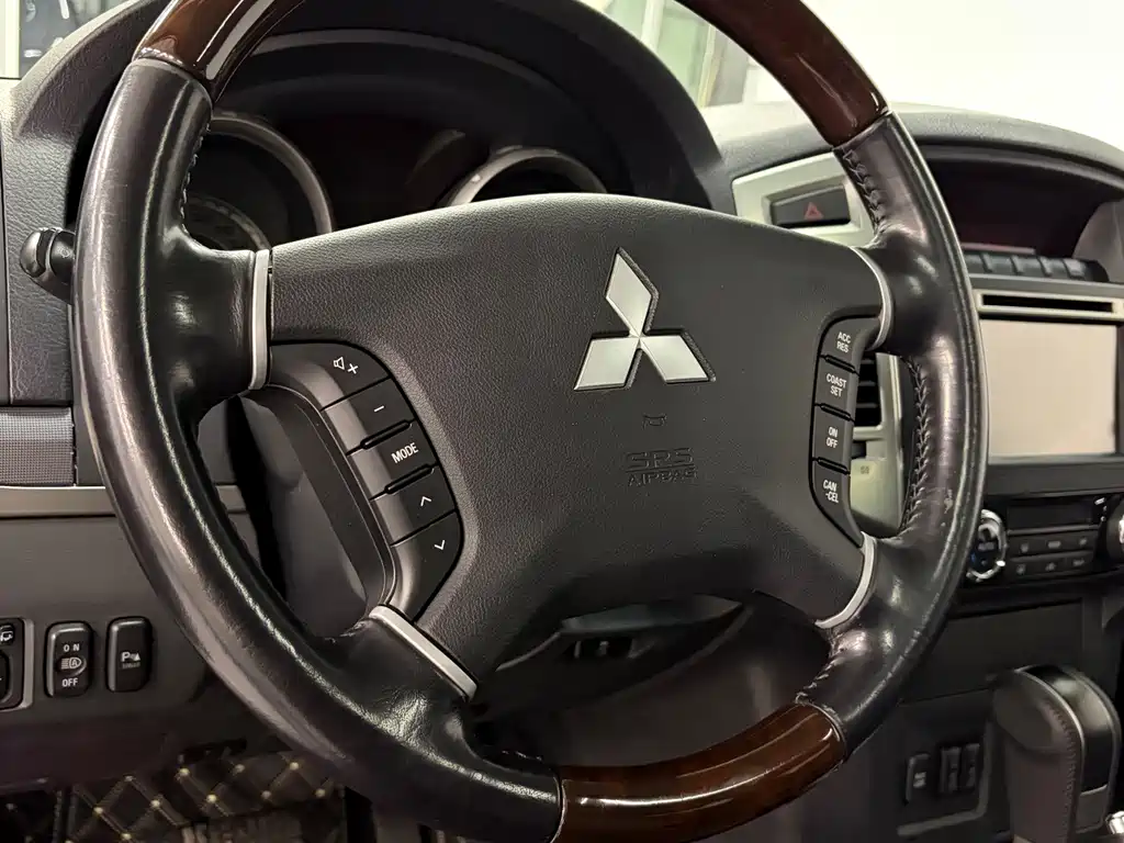 Mitsubishi Pajero (Import) — миниатюра 9