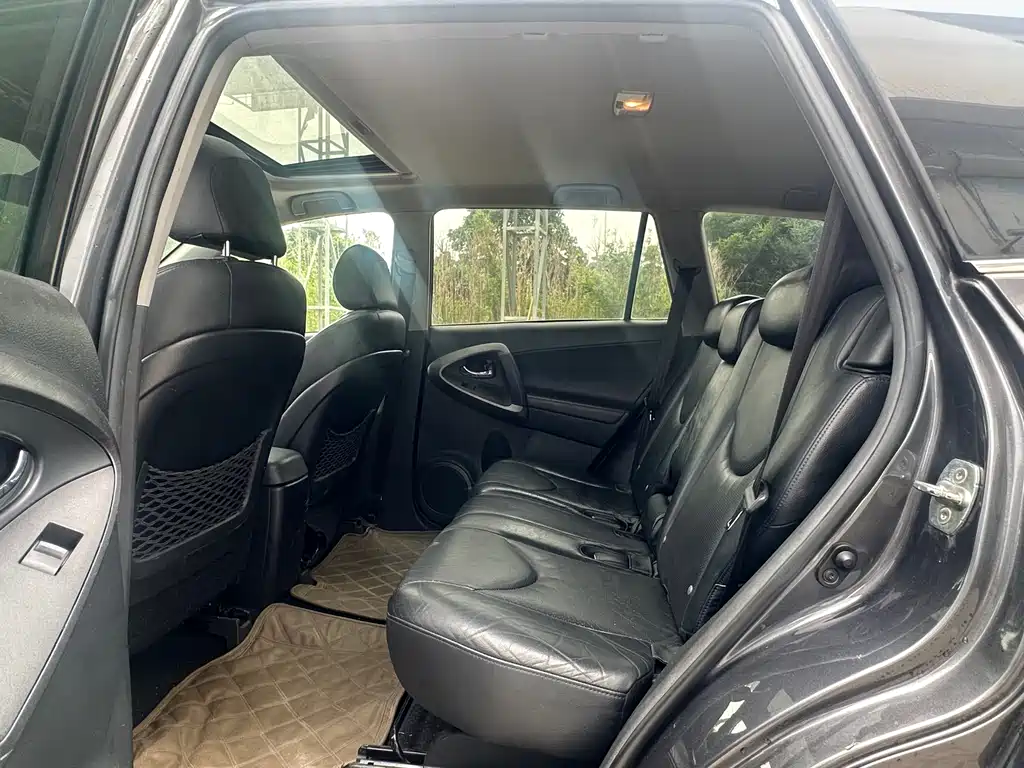 Toyota RAV4 2011 2.4L AT Luxury