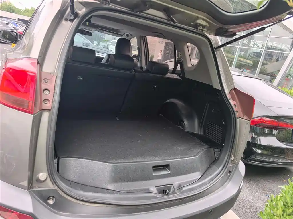 Toyota RAV4 — миниатюра 8
